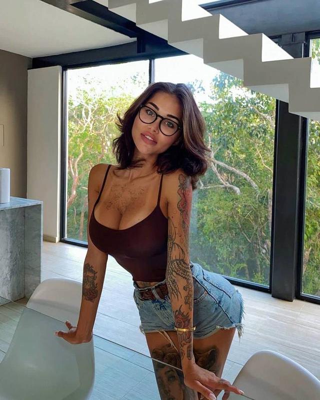 Glasses? Check. Hotness? Also Check! free nude pictures