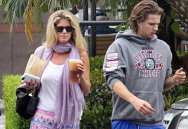 Rachel Hunter Pokies While Shopping free nude pictures