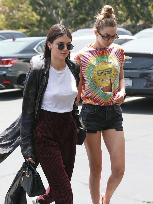 Kendall Jenner Braless Pokies with Gigi Hadid free nude pictures