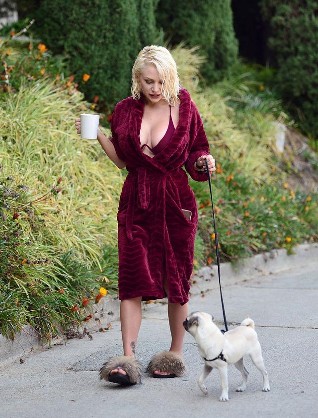 Courtney Stodden Takes Her Dog for a Morning Walk! free nude pictures