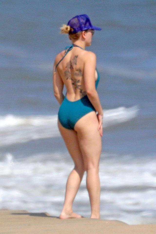 Scarlett Johansson’s thick, round butt in a swimsuit! free nude pictures