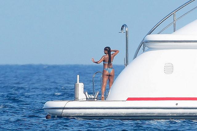 Gabrielle Union in a Bikini on a Yacht! free nude pictures