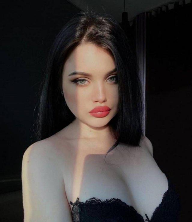 Girls With Red Lips free nude pictures