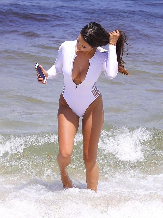 Tao Wickrath Snapping Swimsuit Selfies! free nude pictures