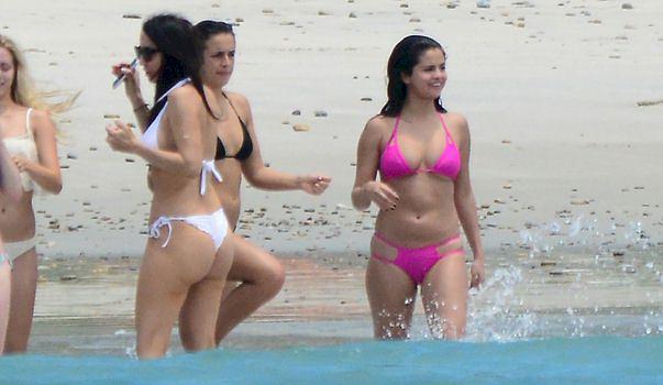 Selena Gomez Wore Sexy Swimwear in Mexico!! free nude pictures