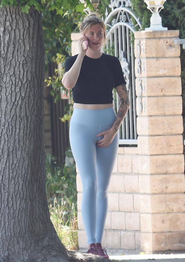 Ireland Baldwin Itchy Pussy  free nude pictures